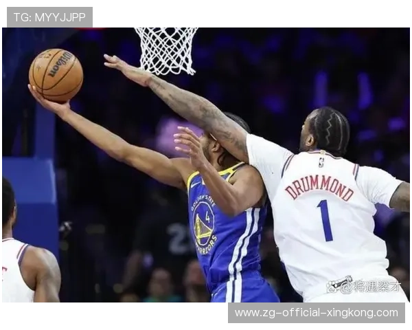 库里绕掩护接球，金州勇士替补席先站起来